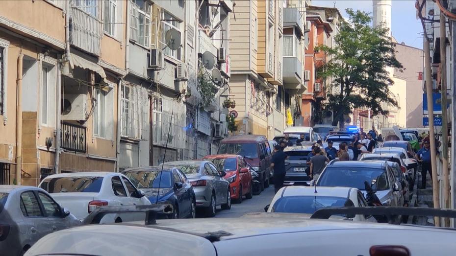 Fatih'te Üzücü Aile Katliamı: Emekli Polis Eşi ve Kızını Vurduktan Sonra İntihar Etti