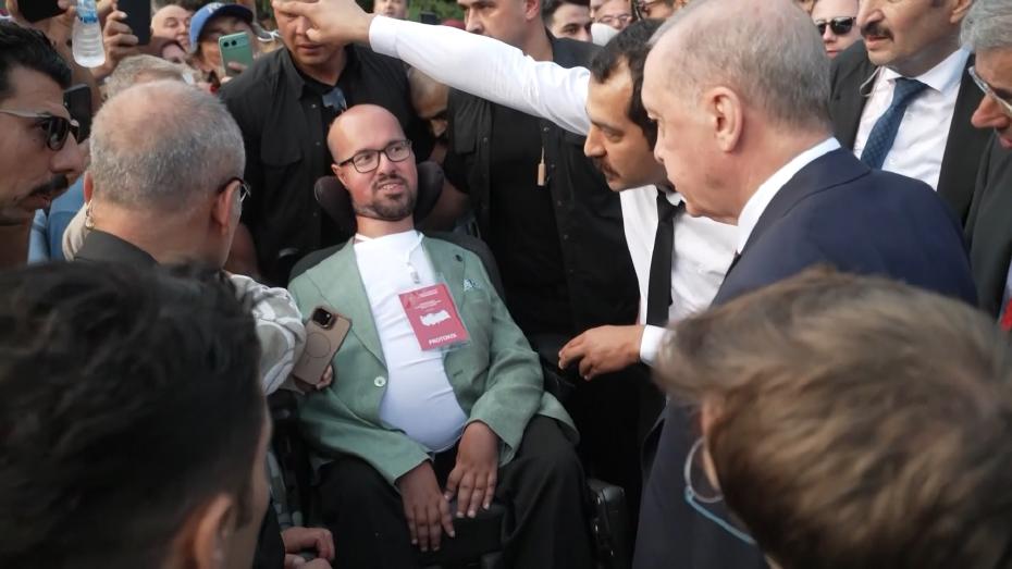 Cumhurbaşkanı Erdoğan, Samsun'da Engelli Gence Sıcak Yaklaşımla Unutulmaz Bir Anı Yaşattı