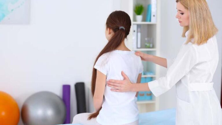 Çocukların oturma pozisyonuna dikkat: Skolyoza neden olabilir