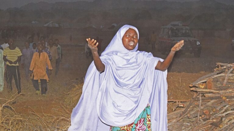 Nijerya’da silahlı kişiler okul basarak yüzlerce öğrenciyi kaçırdı