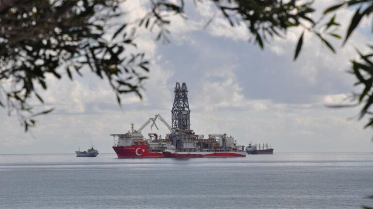 Abdülhamid Han sondaj gemisi Mersin açıklarına demirledi