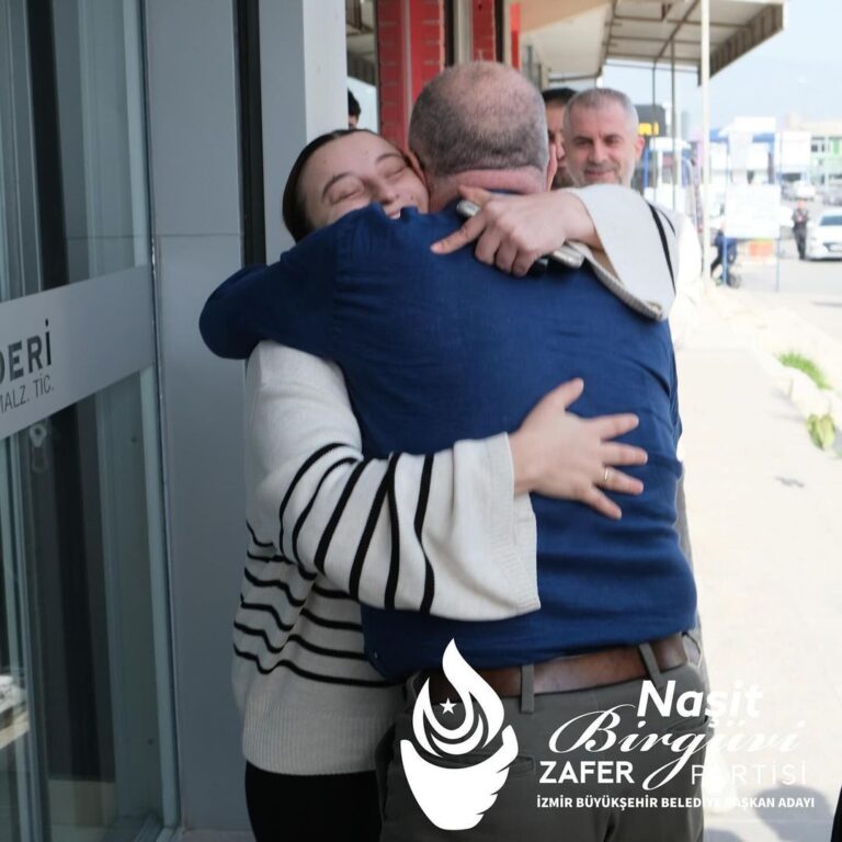Zafer Partisi’nin İzmir Büyükşehir Belediye Başkan Adayı Naşit Birgüvi ve Ümit Özdağ, Halkın Yoğun İlgisiyle Karşılaştı