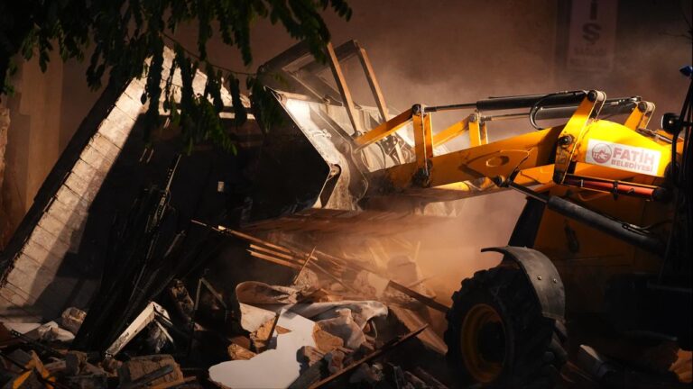 Fatih'te çöken metruk binanın yanındaki daire boşaltıldı