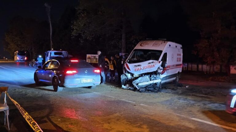 Ambulans zincirleme kazaya karıştı: 1 ölü