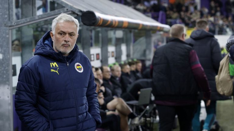 Galatasaray, UEFA ve FIFA'daki Fenerbahçe Jose Mourinho'nun koçundan şikayet etmeye karar verdi