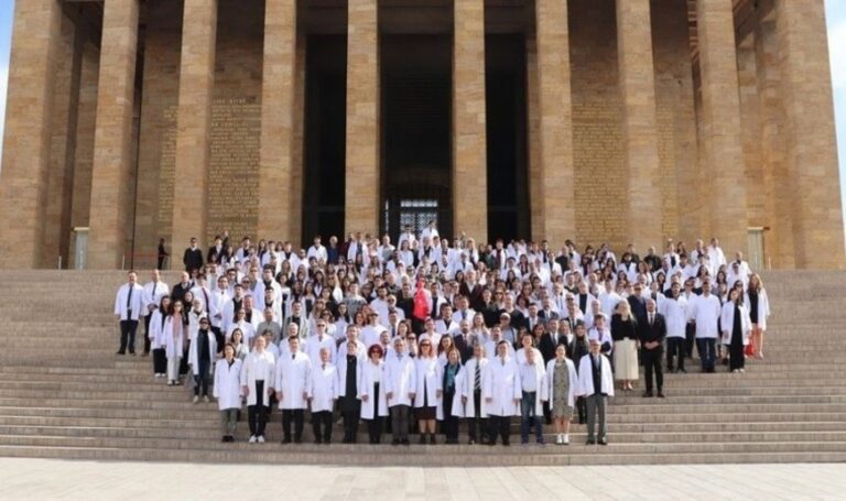 Hekimler beyaz önlükleriyle Ata’sının huzurunda – Son Dakika Sağlık Haberleri