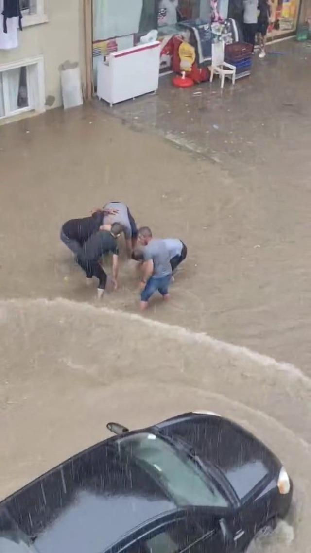 Bursa şiddetli bir şekilde vurdu: yollar ve yollar sular altında kaldı! 2
