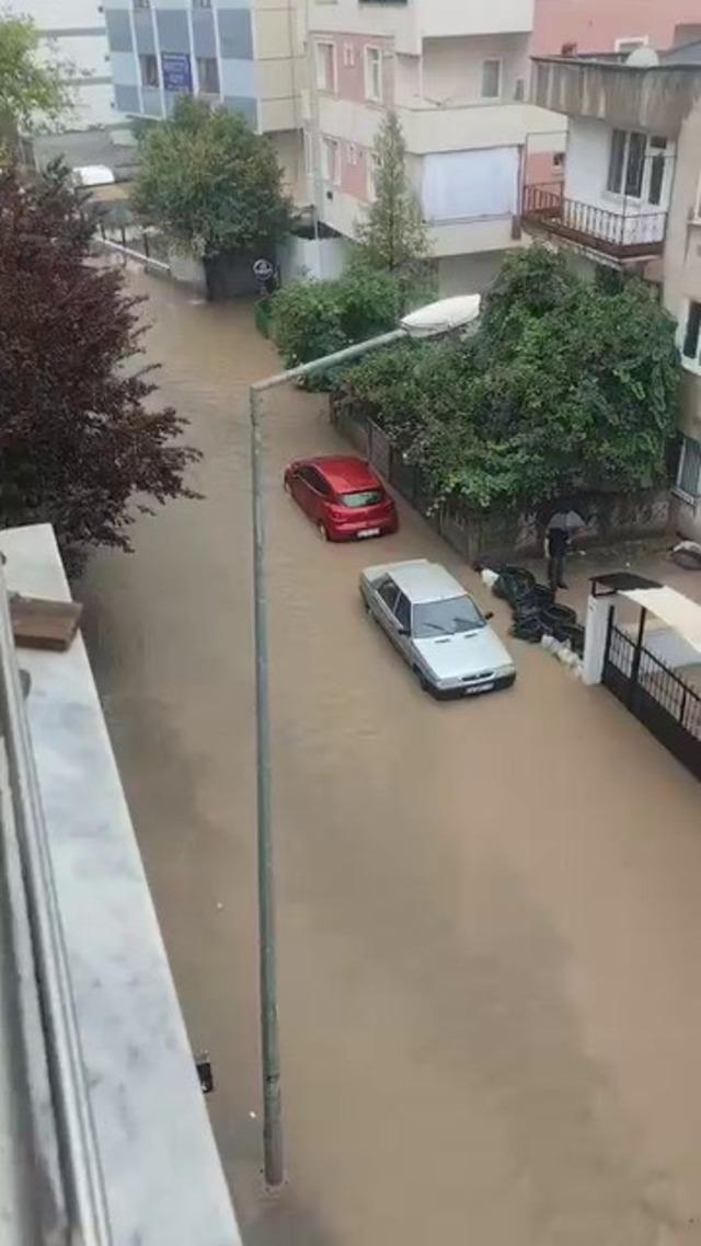 Bursa şiddetli bir şekilde vurdu: yollar ve yollar sular altında kaldı! 4
