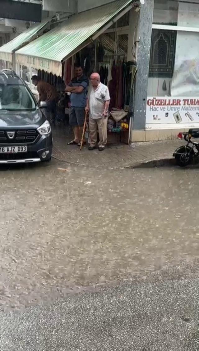 Bursa şiddetli bir şekilde vurdu: yollar ve yollar sular altında kaldı! 5