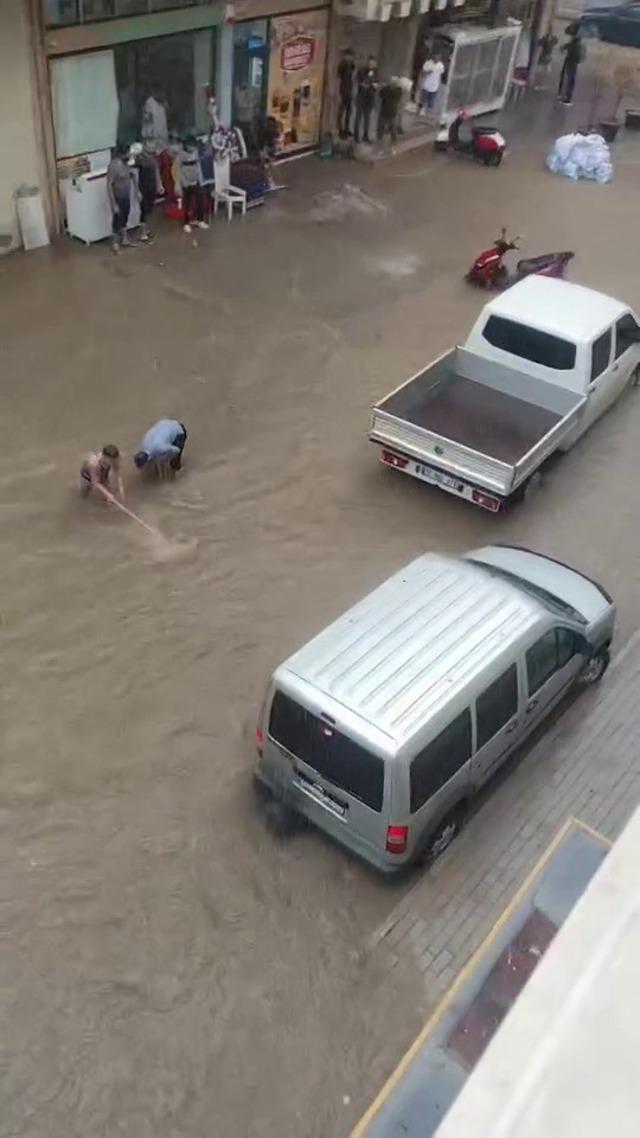 Bursa şiddetli bir şekilde vurdu: yollar ve yollar sular altında kaldı! 6