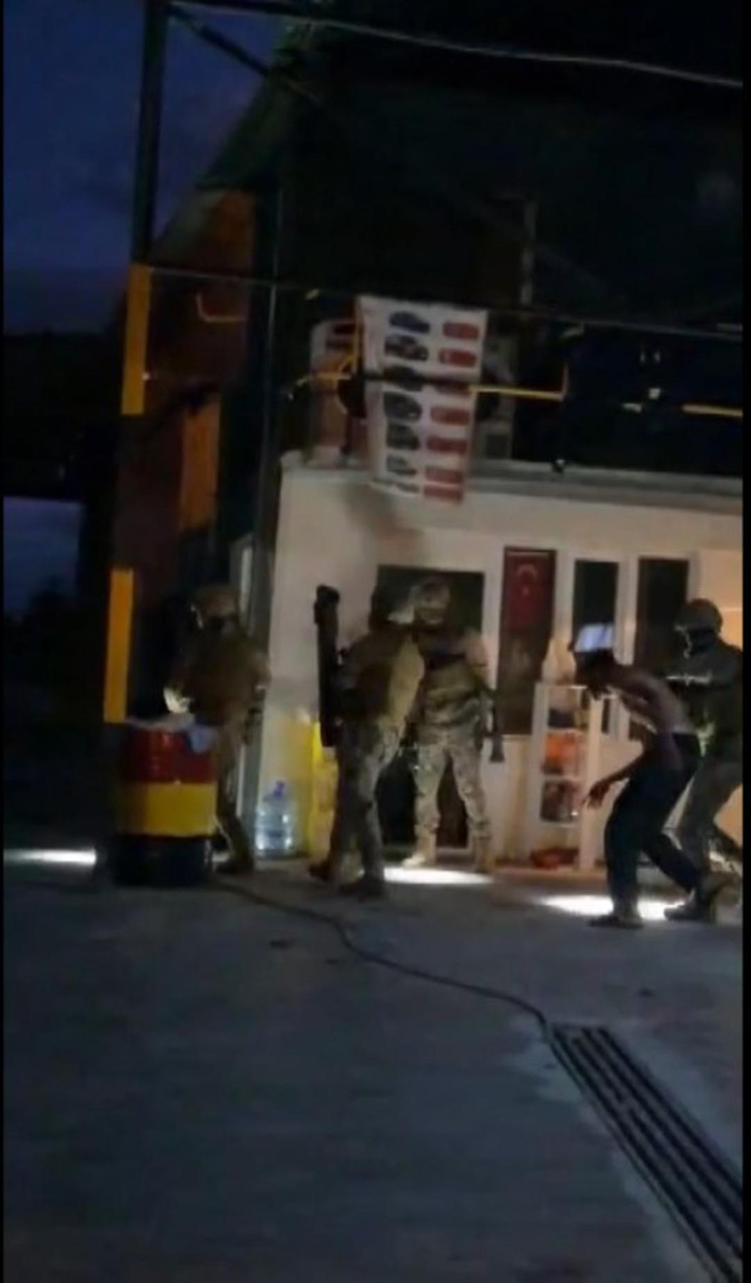     Amcam gerektiğini söylediler ve ben işadamlarına saygı istedi! Film olarak operasyon tarafından yakalandı 2
